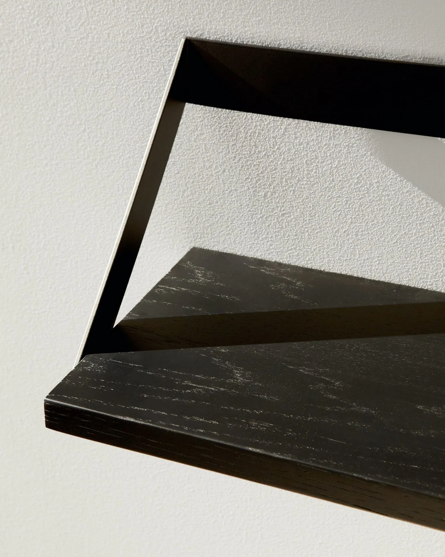 Oak Ribbon Black Shelf - Varnished